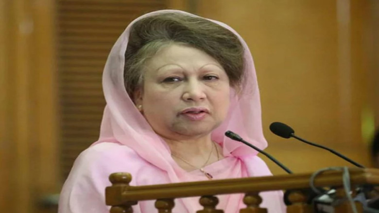 খালেদা জিয়ার হাতে গুলশানের বাড়ির নামজারির কাগজ তুলে দিলেন গণপূর্ত উপদেষ্টা
