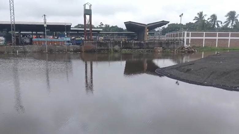 পানি নিষ্কাশনের অভাবে ডুবতে বসেছে বেনাপোল বন্দর