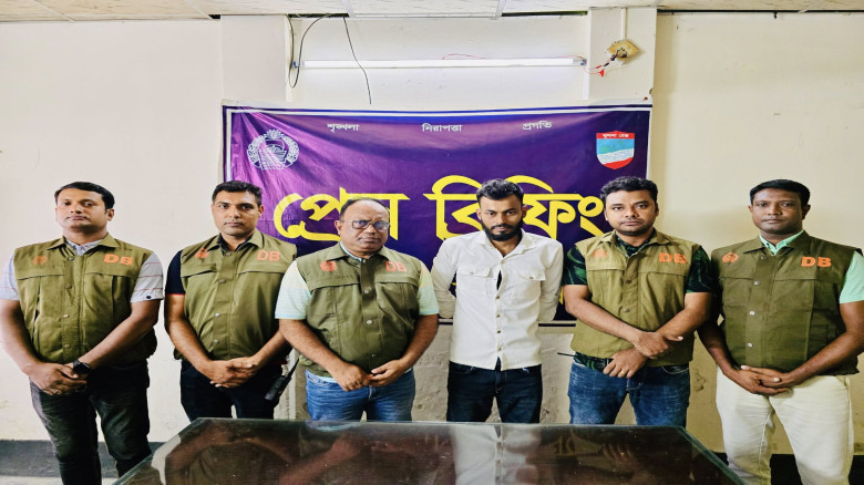 গ্রেফতারী পরোয়ানাভুক্ত পলাতক আসামি ষষ্ঠীতলার সন্ত্রাসী ইব্রাহিম হোসেন ডলার ডিবি কর্তৃক গ্ৰেফতার