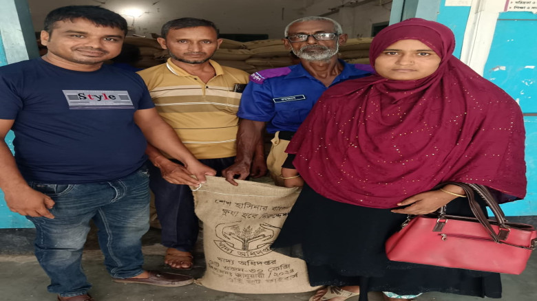 ক্ষমতাচ্যুত হওয়ার ১০ মাস পরেও সরকারি চালের বস্তায় শেখ হাসিনার নাম