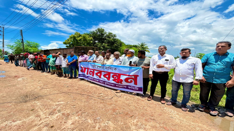 যশোরে ভূমি মালিকদের না জানিয়ে বৈদ্যুতিক  সঞ্চালন লাইন স্থাপনের প্রতিবাদে মানববন্ধন