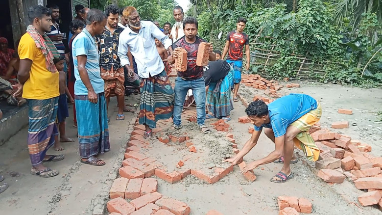 নিম্নমানের ইটে রাস্তা করতে গিয়ে বাধার মুখে ইউপি সদস্য