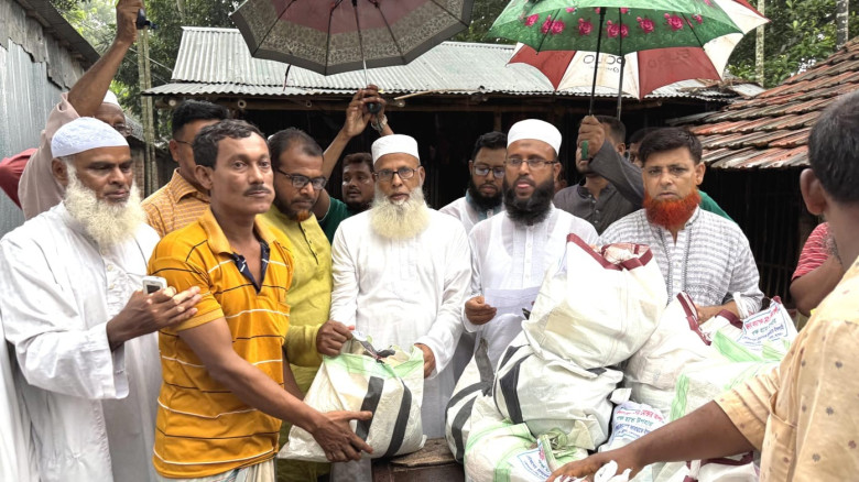 কেশবপুরে আশ্রয়ণ প্রকল্পে খাদ্যসামগ্রী বিতরণ করলো জামায়াতে ইসলামী