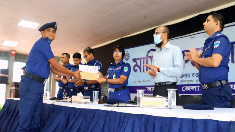 যশোরে ভুয়া ডাক্তার ধরে পুরস্কার পেলেন সাহসী কনস্টেবল সোহেল রানা