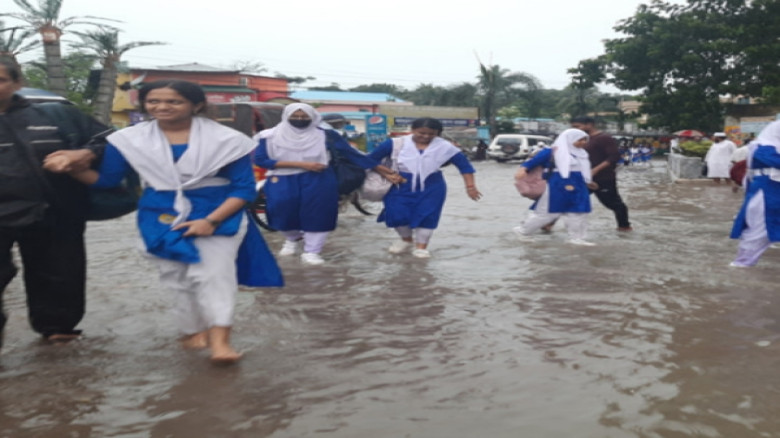 যশোরে সামান্য বৃষ্টিতেই জলাবদ্ধতা, ভোগান্তিতে জনজীবন