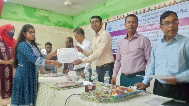 কৃতি শিক্ষার্থীদের মাঝে পুরষ্কার বিতরণ বাঘারপাড়ায়