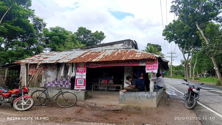 বাগআঁচড়া সাতমাইলে মুদিখানা দোকানে,২ লক্ষ টাকার মালামাল লুট