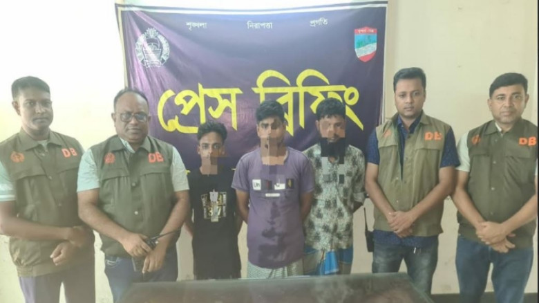 যশোরে ডাকাতির প্রস্তুতিকালে ফেলে যাওয়া মিনি ট্রাক ও অস্ত্রের সূত্র ধরে তিন ডাকাত গ্রেফতার