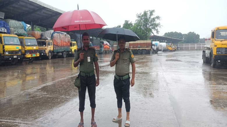 বর্ষা এবং জলাবদ্ধতা উপেক্ষা করে পণ্য পাহারা দিচ্ছেন বন্দরের আনসার সদস্যরা