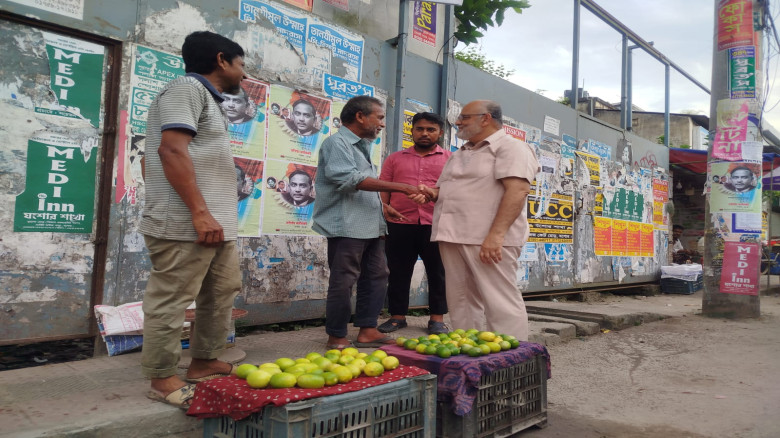 যশোরে লেবু বিক্রেতা শিক্ষক আ: লতিফের খোঁজ নিলেন ডা. মোসলেহ উদ্দিন ফরিদ