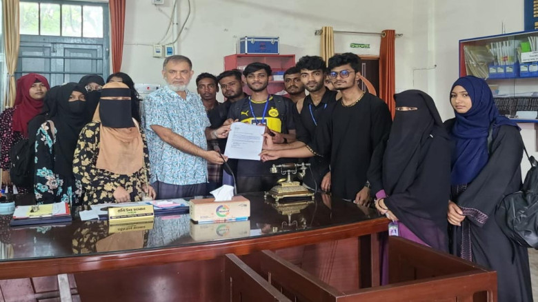 ফরম পূরণের টাকা কমাতে শিক্ষার্থীদের স্মারকলিপি