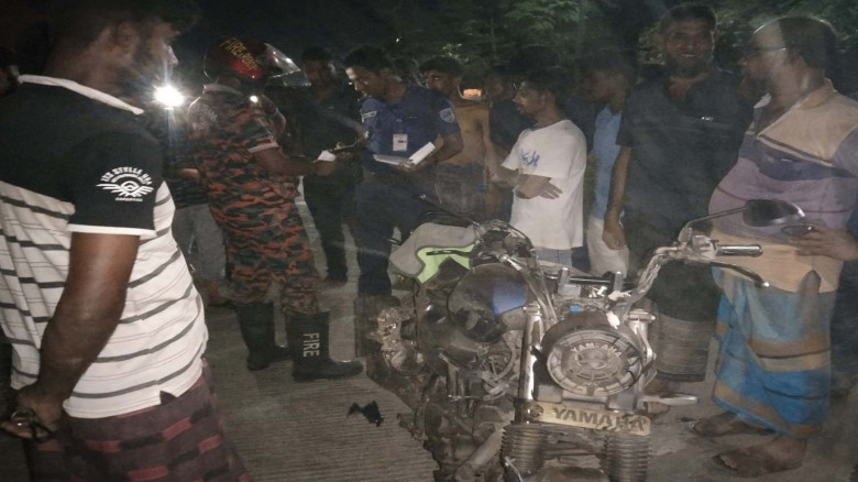 পাশাপাশি চলা দুই মোটরসাইকেলে ট্রাকের ধাক্কা, নিহত ১
