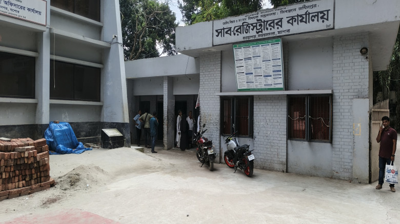 অভয়নগর সাব রেজিস্ট্রারের কার্যালয় সেবা গ্রহীতার নিকট টাকা দাবি, প্রতিবাদ করায় কর্মকর্তাকে লাঞ্চিত