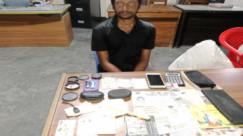 যশোরে সন্দেহভাজন ভারতীয় গুপ্তচর আটক, উদ্ধার সিমকার্ড-ভিসা কার্ড-স্মার্ট কার্ড