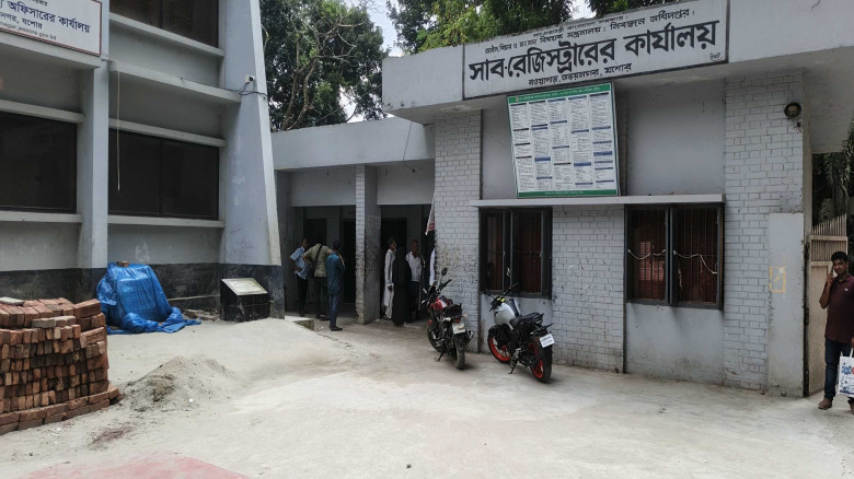 আদেশ অমান্য ও অসদাচরণের জন্য সেই সাব রেজিস্ট্রার মোহরারকে কারণ দর্শানোর নোটিশ