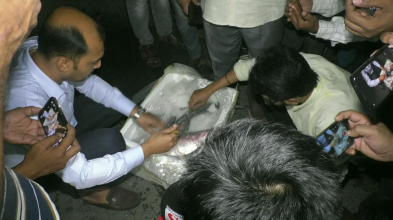 দূর্গা পুজা উপলক্ষে  ভারতে গেল  প্রথম চালান ইলিশ