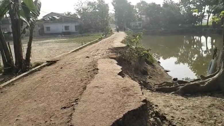 বেনাপোলের বড়আঁচড়ার মাঠপাড়ার একমাত্র রাস্তাটির বেহাল দশা