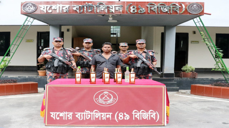 যশোর বাউলিয়া বাজার এলাকায় বিজিবির অভিযানে এক ভারতীয় নাগরিক আটক