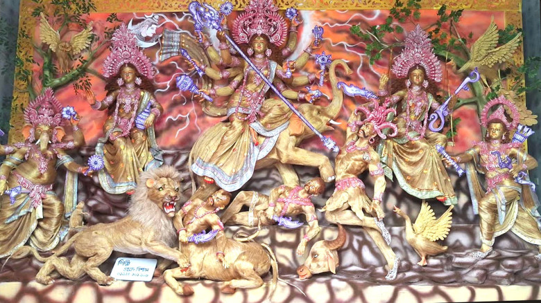 সোনালি আঁশেয় সাজানো হয়েছে প্রতিমা, এলাকায়  জমেছে উৎসবের আমেজ