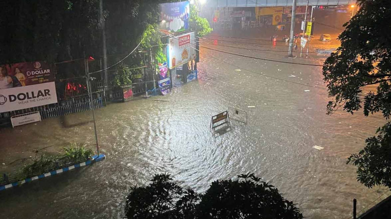 কলকাতায় দুর্গাপূজার আগে রাতভর প্রবল বৃষ্টি , পাঁচজ...