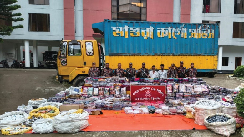 বেনাপোলে বিজিবির অভিযানে ভারতীয় শাড়ি থ্রী-পিচ ও বিভিন্ন প্রকার কসমেটিক্স সামগ্রীসহ আটক-২