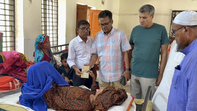 কেশবপুরে হাসপাতালে চিকিৎসাধীন অসহায় রোগীদের পাশে এসএসসি-১৯৮২ ব্যাচ