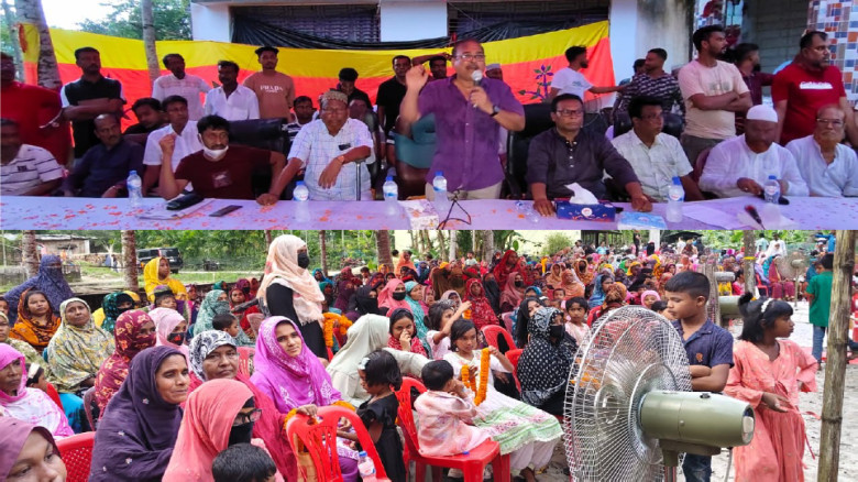 বাগআঁচড়ায় উঠান বৈঠকে বক্তব্য রাখলেন মফিকুল হাসান তৃপ্তি