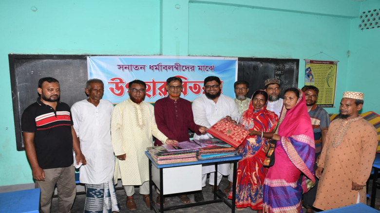 রামনগর ইউনিয়ন জামায়াতের উদ্যোগে দুর্গাপূজা উপলক্ষে ৫০ সনাতন পরিবারের সদস্যদের শাড়ি উপহার