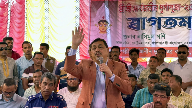 কেশবপুরে দুর্গাপূজার মন্ডপ পরিদর্শনে স্বরাষ্ট্র মন্ত্রণালয়ের সিনিয়র সচিব