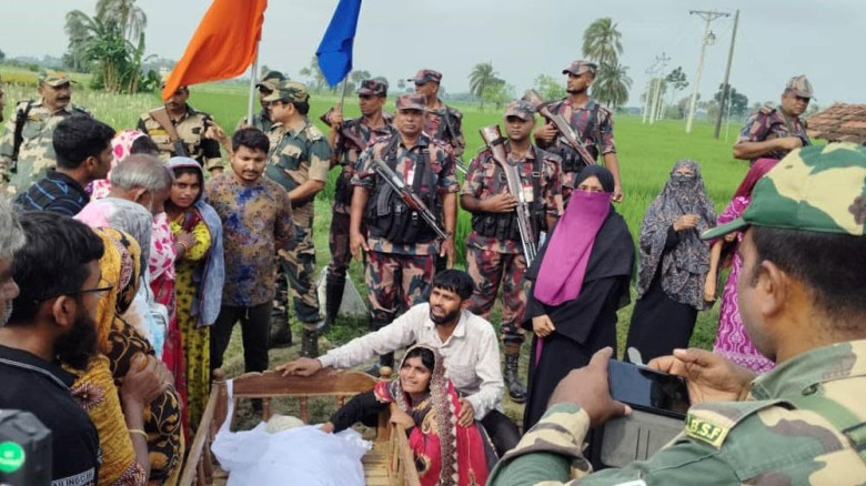 সীমান্তের শূন্যরেখায় দাড়িয়ে বাবার মরদেহ দেখে বাংলাদেশি মেয়ের অশ্রুসিক্ত বিদায়