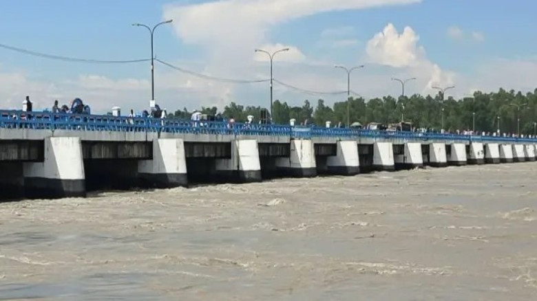 মধ্যরাতে তিস্তার তাণ্ডব: ঘর-বাড়ি ভাসিয়ে নিচ্ছে পানি, রেড অ্যালার্ট জারি