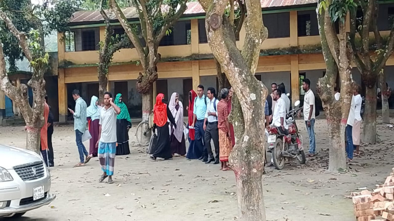 নিয়োগ বাণিজ্যের অভিযোগে পরীক্ষা বর্জন,মনিরামপুরের চাকলা মাদরাসার দুই পদের নিয়োগ স্থগিত