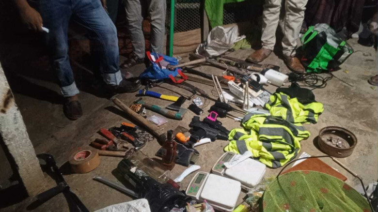 ঝিকরগাছায় অস্ত্র, ওয়াকিটকি ও সরঞ্জামসহ চার যুবক আটক