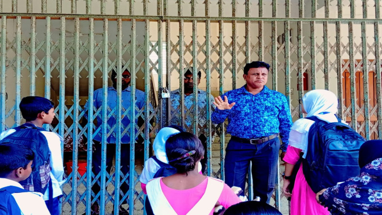 মনিরামপুরে শিক্ষকদের কর্মবিরতি,শ্রেণি কক্ষে ঢুকতে দেওয়া হয়নি শিক্ষার্থীদের