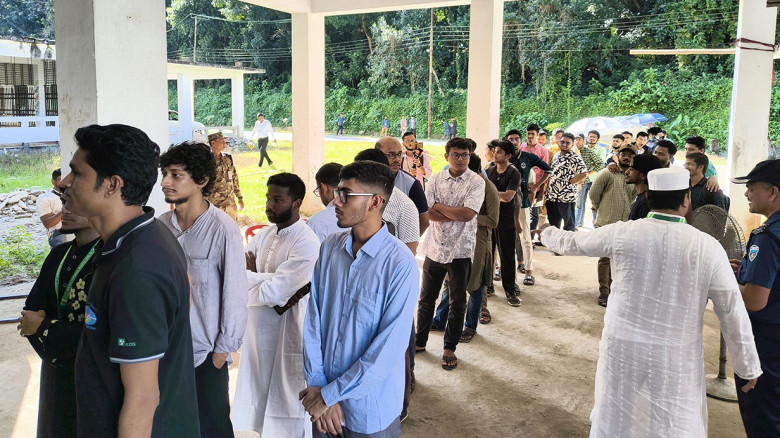 চাকসু নির্বাচনে ভোটগ্রহণ শুরু হয়েছে