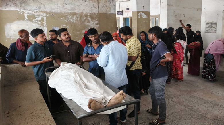 যশোরের অভয়নগরে ট্রাকের পেছনে ভ্যানের ধাক্কা, প্রাণ গেল চালকের