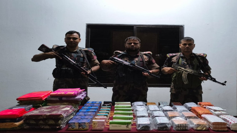 বেনাপোলে বিজিবির অভিযানে প্রায় দশ লক্ষ টাকার চোরাচালান পণ্য আটক