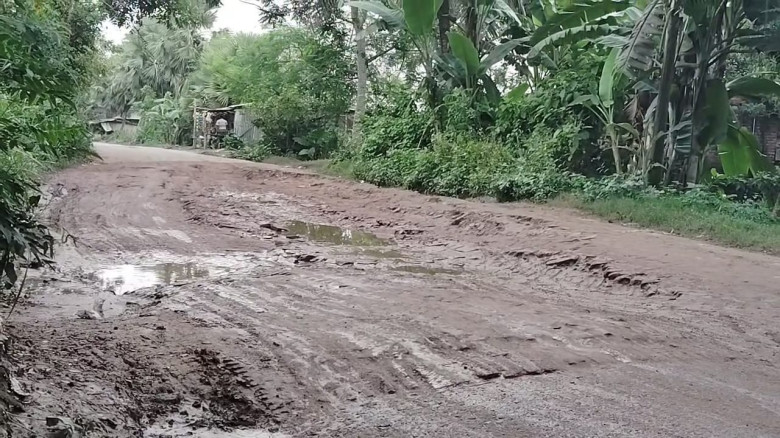 যশোরের মনিরামপুর-নওয়াপাড়া সড়কের প্রতিটি ভাঙ্গা যেন এক একটি মৃত্যুকূপ