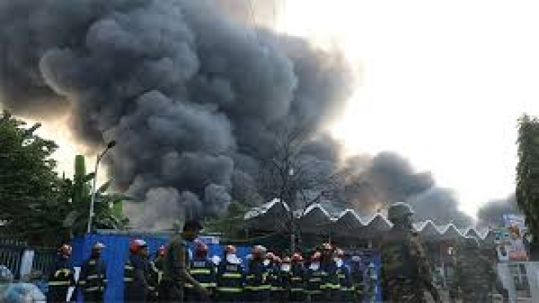 শাহজালাল বিমানবন্দরের কার্গো ভিলেজে ভয়াবহ আগুন,আগুন নিয়ন্ত্রণে ফায়ার সার্ভিসের ৩৬ টি ইউনিট