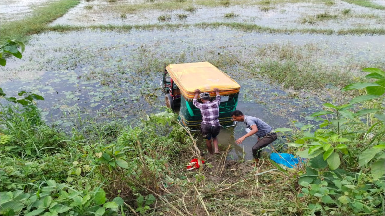 ভ্যানে ধাক্কা দিয়ে ইজিবাইক রাস্তার নিচে, ছিটকে পড়ে মাছ ব্যবসায়ীর মৃত্যু