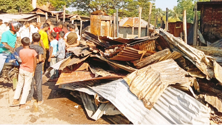 বাঘারপাড়ায় অগ্নিকান্ডে ৬টি দোকান ভস্মীভূত