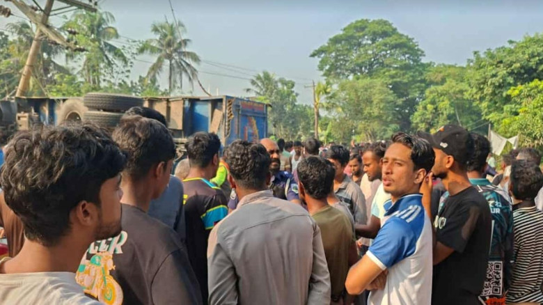 পাবনায় ট্রাকচাপায় বিদ্যালয়ের দুই শিক্ষার্থীসহ নিহত ৩