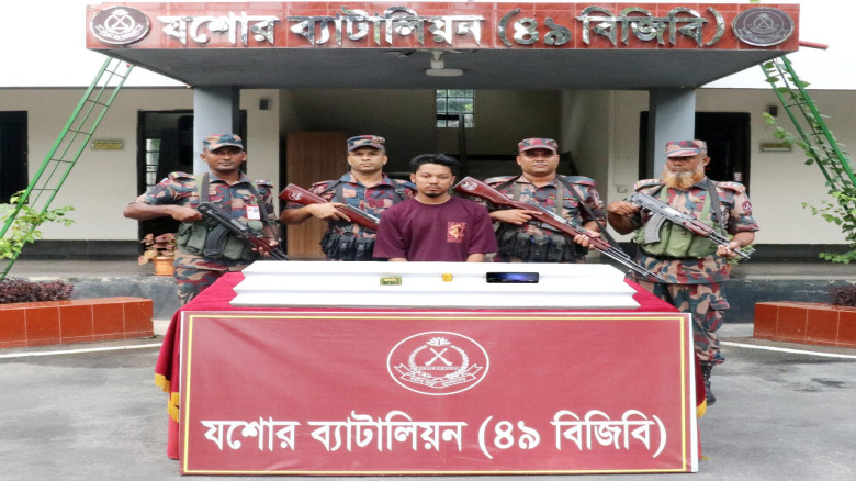 যশোর চাঁনপাড়া বাজার এলাকায় বিজিবির অভিযানে ১ পিস স্বর্ণবারসহ এক পাচারকারী আটক