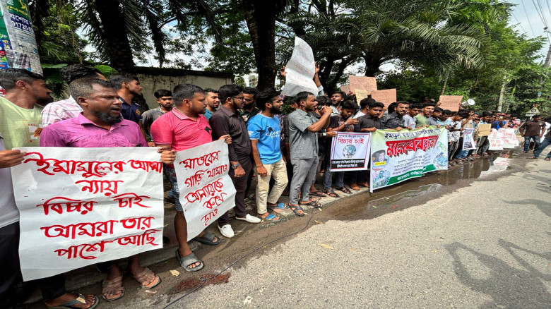 ইজিবাইক চালক হত্যার প্রতিবাদে যশোরে মানববন্ধন