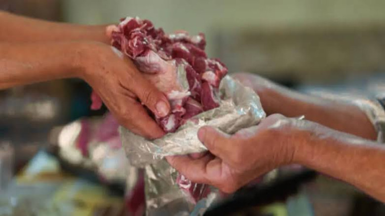 সৌদি দুম্বার মাংস বিতরণে মনিরামপুরে অনিয়ম: ৪ কার্টুনের হিসেব নেই, ৪ ইউনিয়ন বঞ্চিত