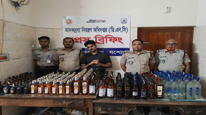 যশোরে ২৬৫ বোতল বিদেশি মদসহ মাদক ব্যবসায়ী আটক
