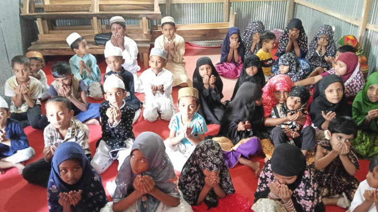 তরিকুল ইসলামের আত্মার মাগফিরাত কামনায় ৩৭ টি মাদ্রাসা দোয়া মাহফিল