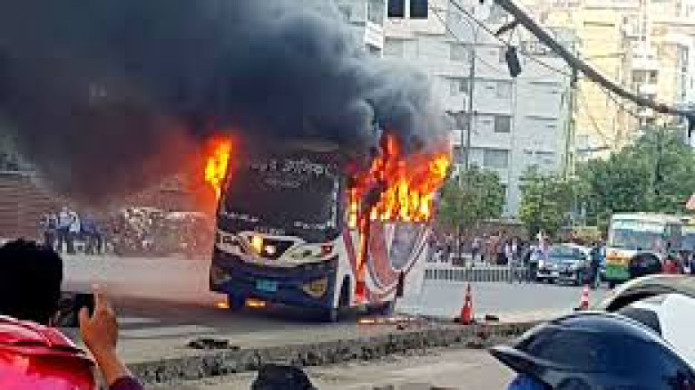 যশোরে বাস পুড়ানো মামলায় হাসিবুর ও রাহুল কারাগার