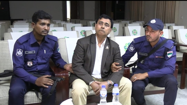 যশোরে ভূয়া অতিরিক্ত সচিব প্রতারক আব্দুস সালামকে পুলিশে দিয়েছে প্রশাসন