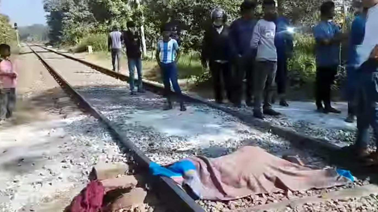 অভয়নগরে ট্রেনে কাটা পড়ে নারীর মৃত্যু